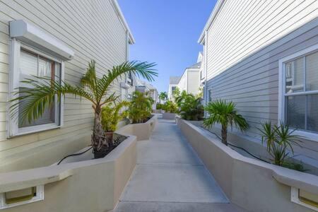 New Casa Caribe By Brightwild- Two-Story Condo Rooftop Pool Key West Exterior photo